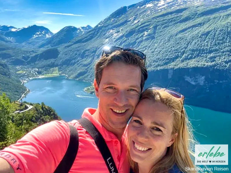 Reisende am Geirangerfjord in Norwegen
