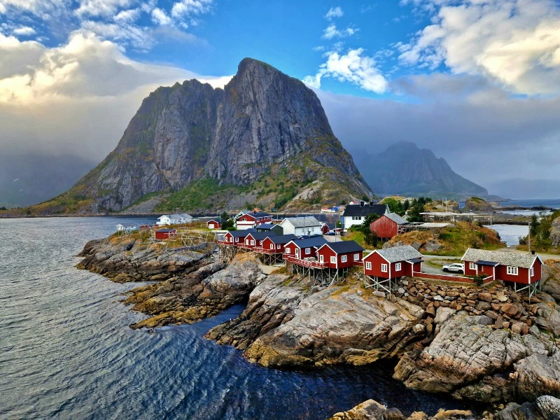 Blick auf Rorbuer Häuschen auf den Lofoten, Norwegen, Skandinavien