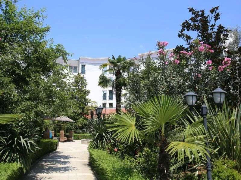 Garten vom Komforthotel in Tirana Albanien