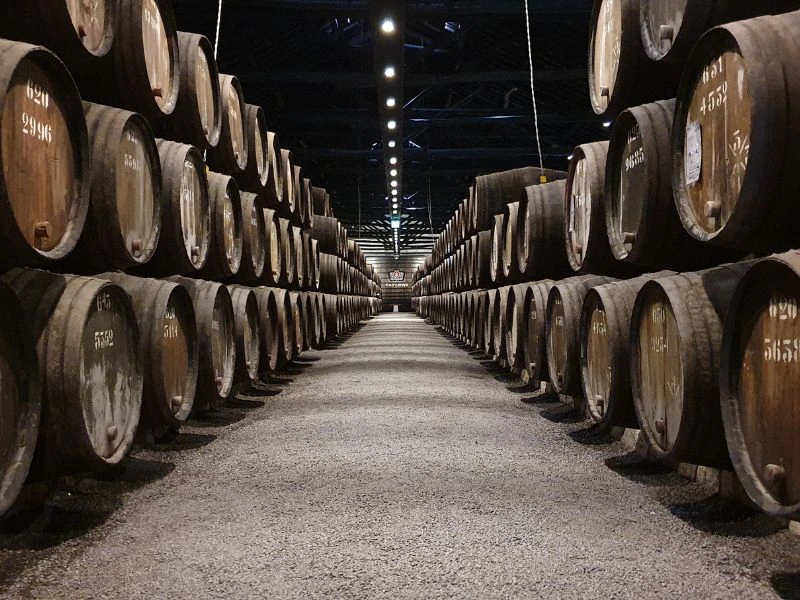 Weinfässer in Albanien