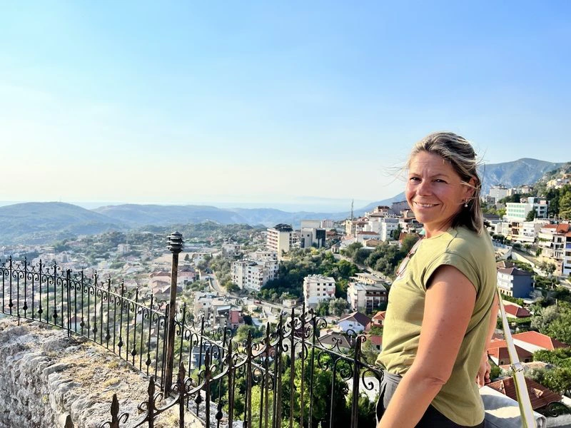 Frau mit Ausblick auf Kruja Albanien