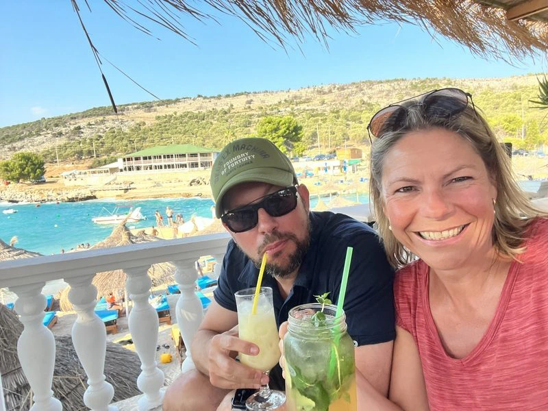 Menschen mit Cocktail am Strand Albanien