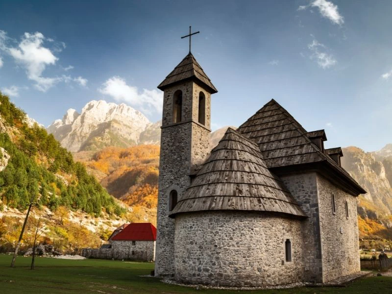Alter Kirchturm in Theth Albanien