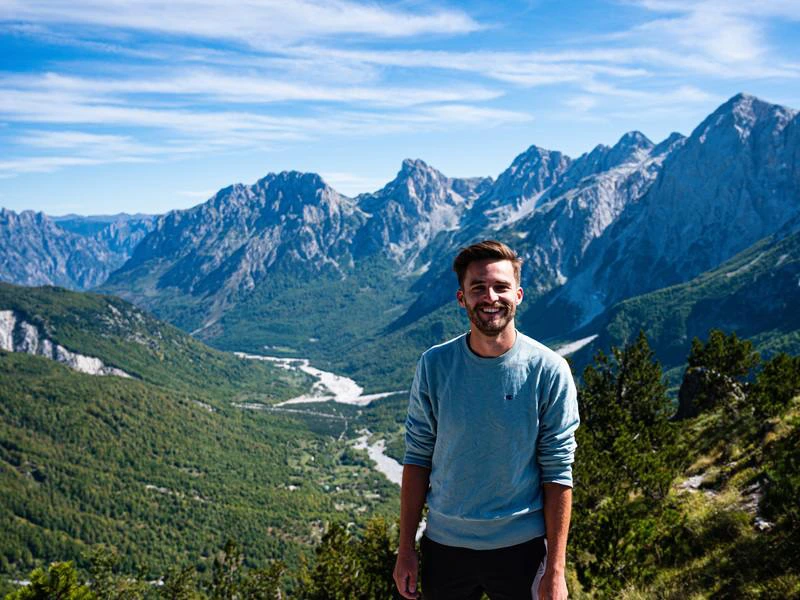 Mann vor dem Valbona Pass Albanien