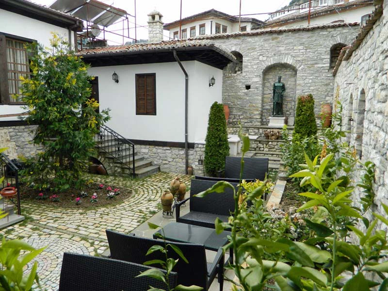 Innenhof des Hotels in Berat, Albanien