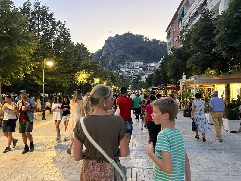 Menschen auf der Straße in Berat Albanien