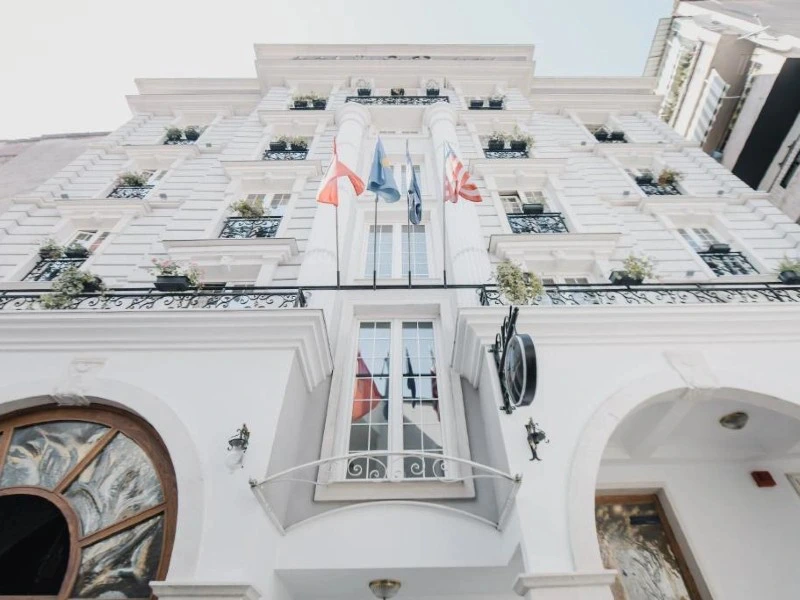 Fassade der Unterkunft in Tirana Albanien
