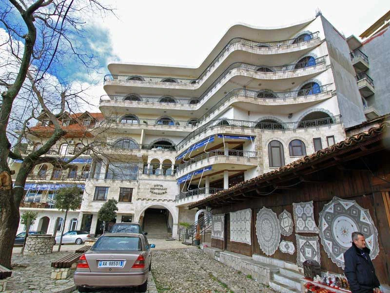 Hoteleingang in Kruja Albanien