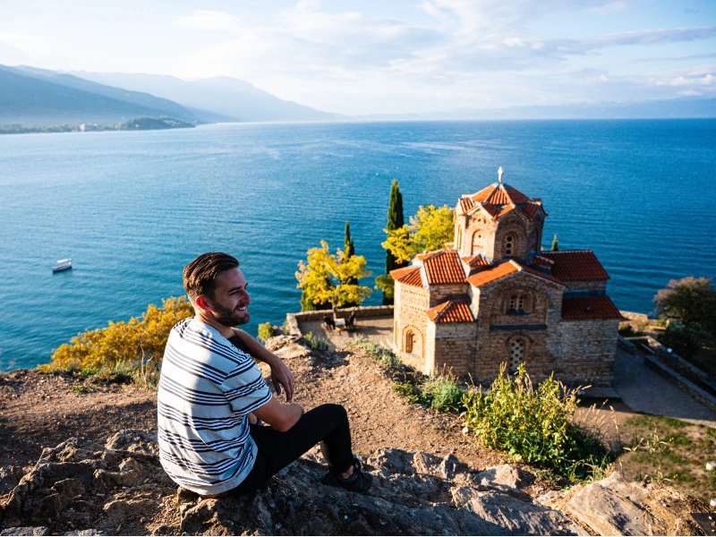 Reisender blickt in Nordmazedonien auf den Ohridsee