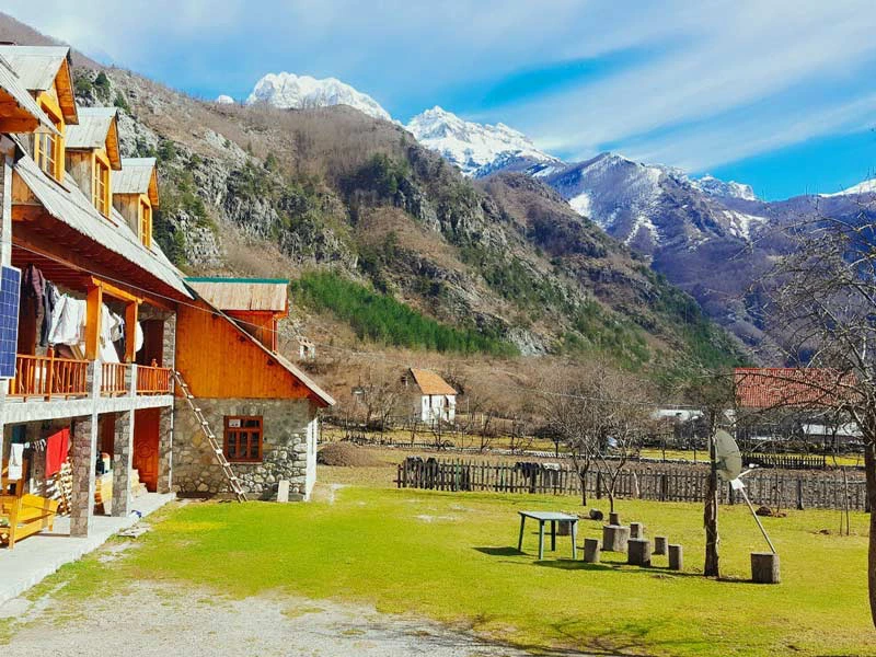 Terrasse des Gästehauses in Theth Albanien