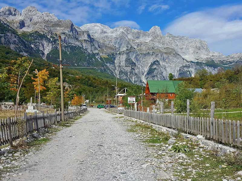 Zufahrt zum Gästehaus in Theth Albanien