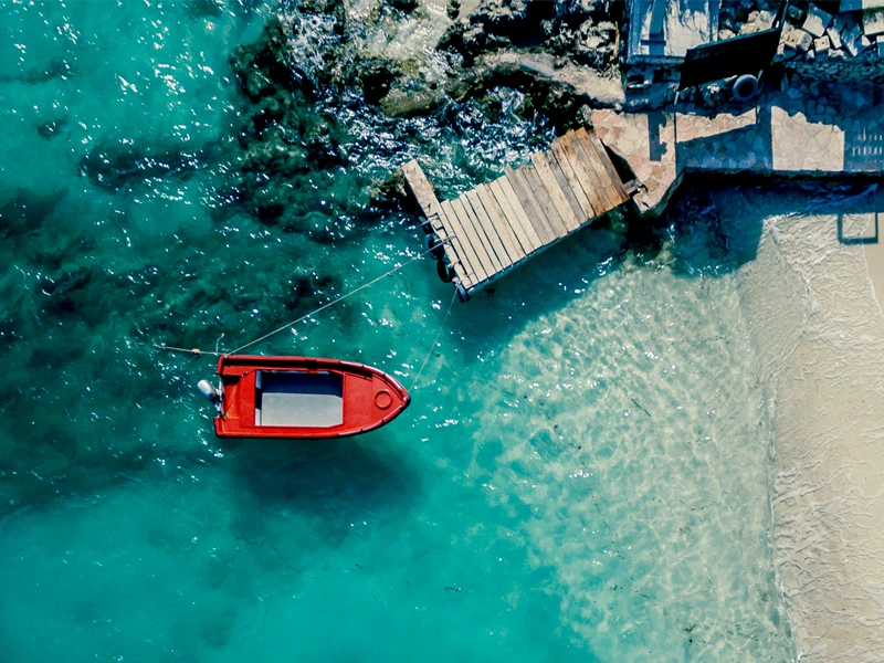 Blick von oben auf kleine Bucht mit Boot, Albanien