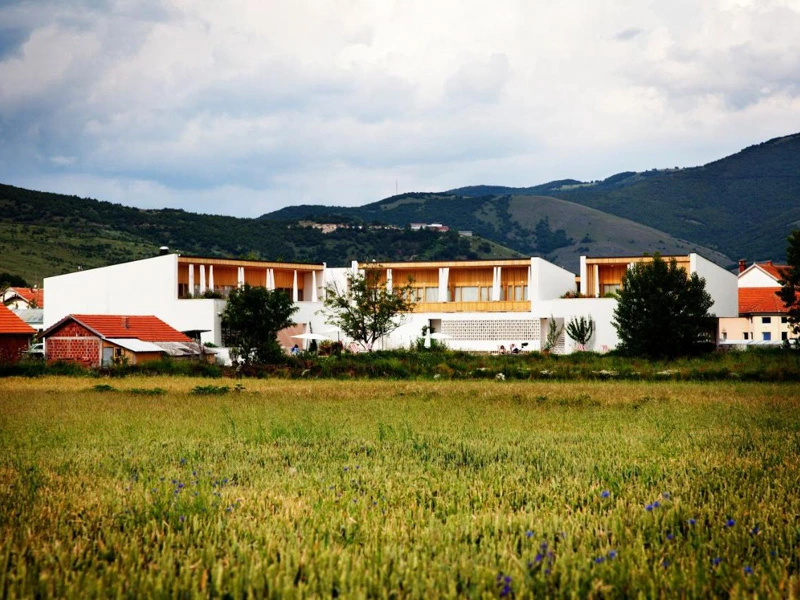 Garten im Hotel von Gracanica Kosovo