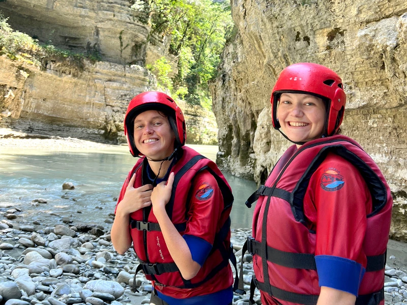 Reisende beim Osumi Canyon Hike in Albanien