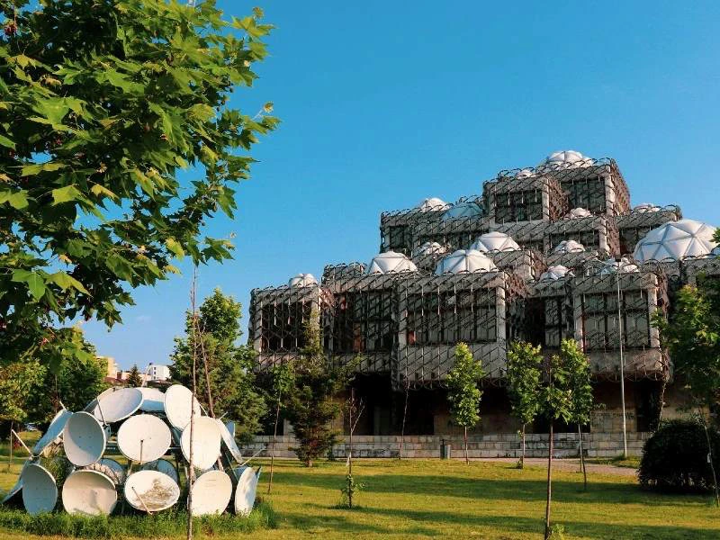 Brutalistisches Gebäude in Pristina Kosovo