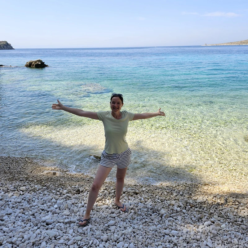 Mara am Strand von Himare
