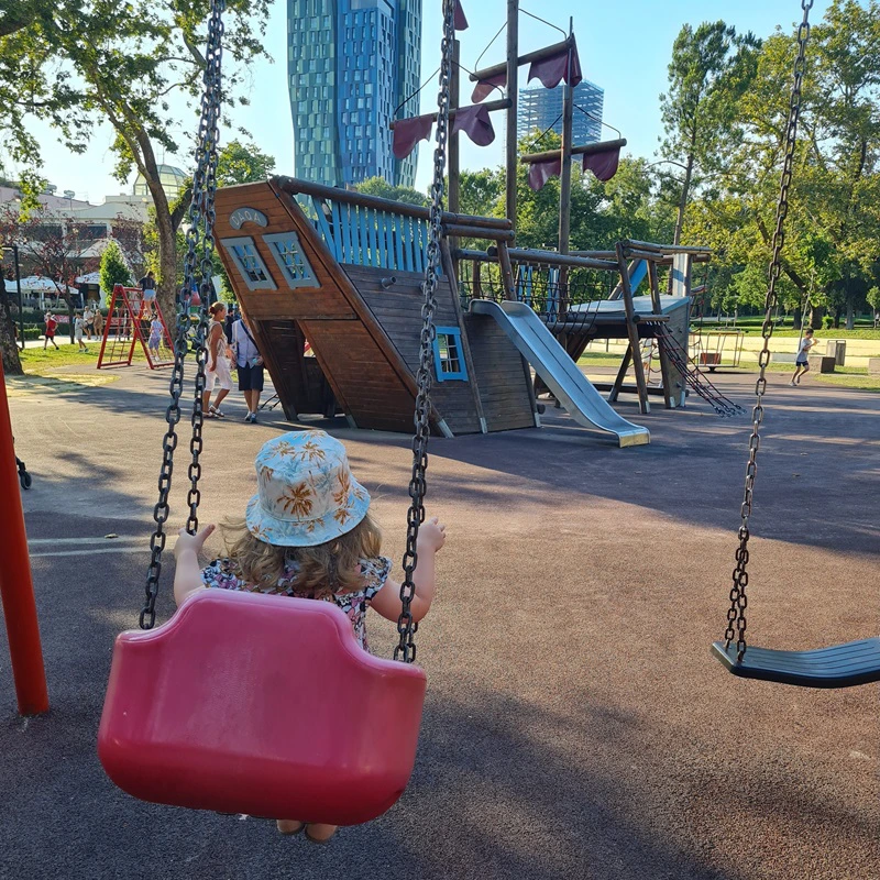 Kinderspielplatz in Tirana