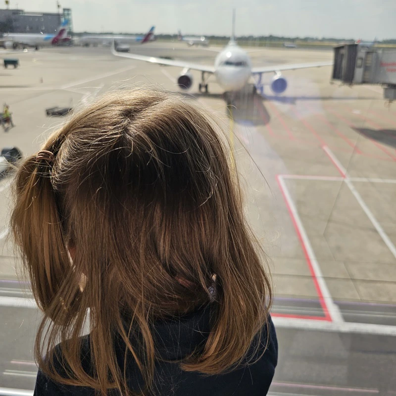 Kind am Flughafen - Albanien Familienreise