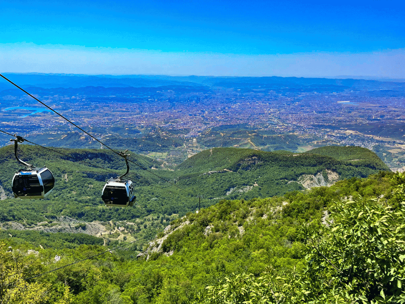 Aussicht von der Seilbahn auf Tirana