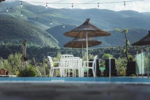 Unterkunftsbild Pool mit Sonnenschirmen