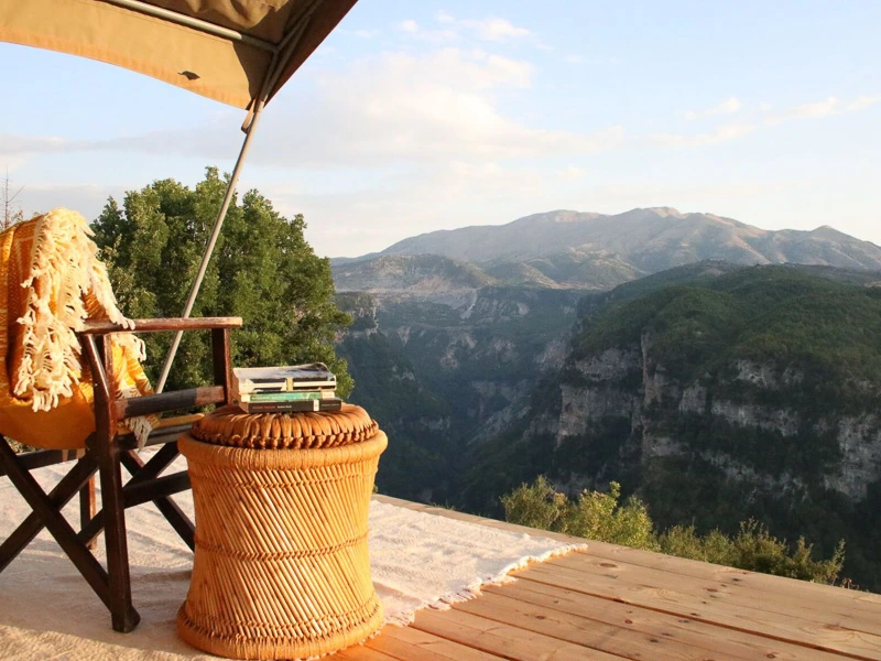 Terasse vom Glamping Zelt mit Aussicht auf den Canyon