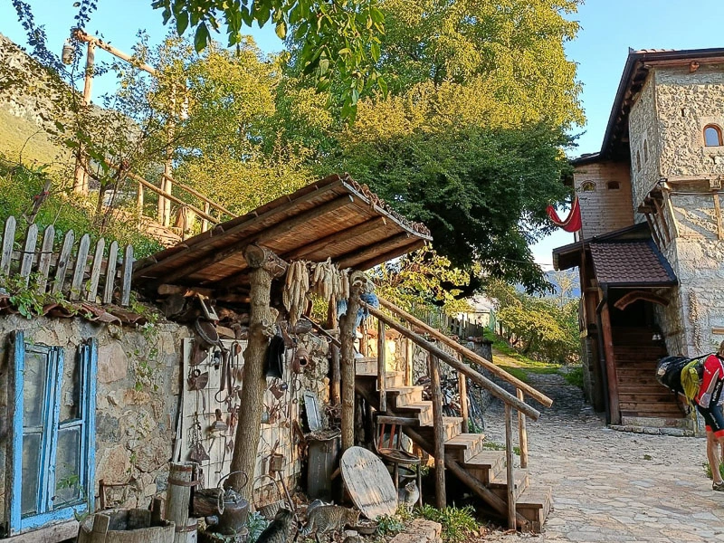 Innenhof mit traditionellen Werkzeugen der traditionellen Kulla