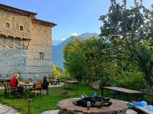 Grüner Garten und traditionelle Kulla