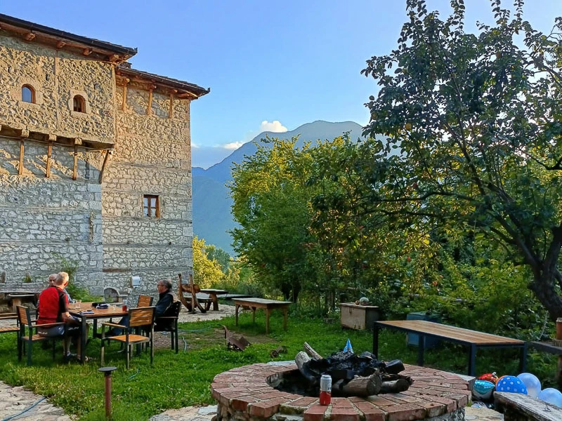 Grüner Garten und traditionelle Kulla