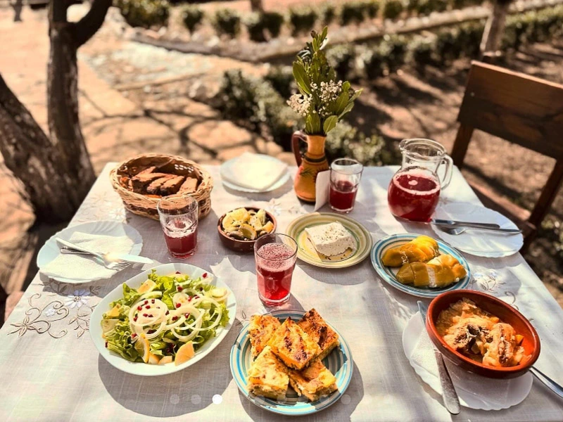 Traditionelles Essen auf dem Tisch in Leskovik Albanie