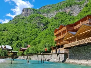Hotel am Fluss gelegen