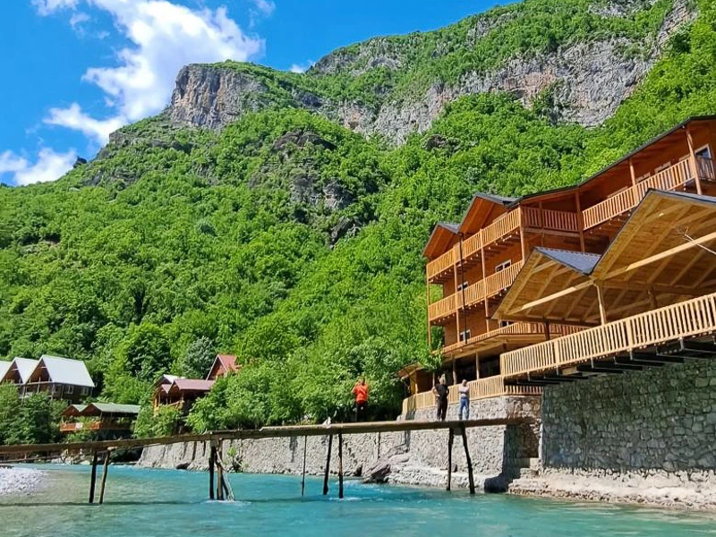 Hotel am Fluss gelegen