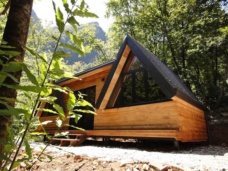 Komani Gästehaus, Sicht auf die Hütte von außen