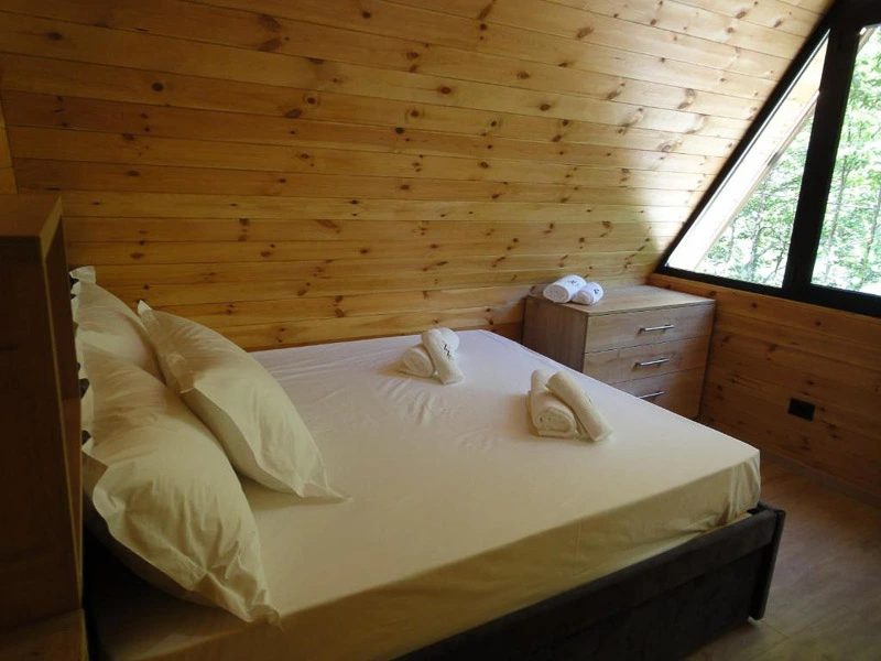 Bett im Komani Gästehaus