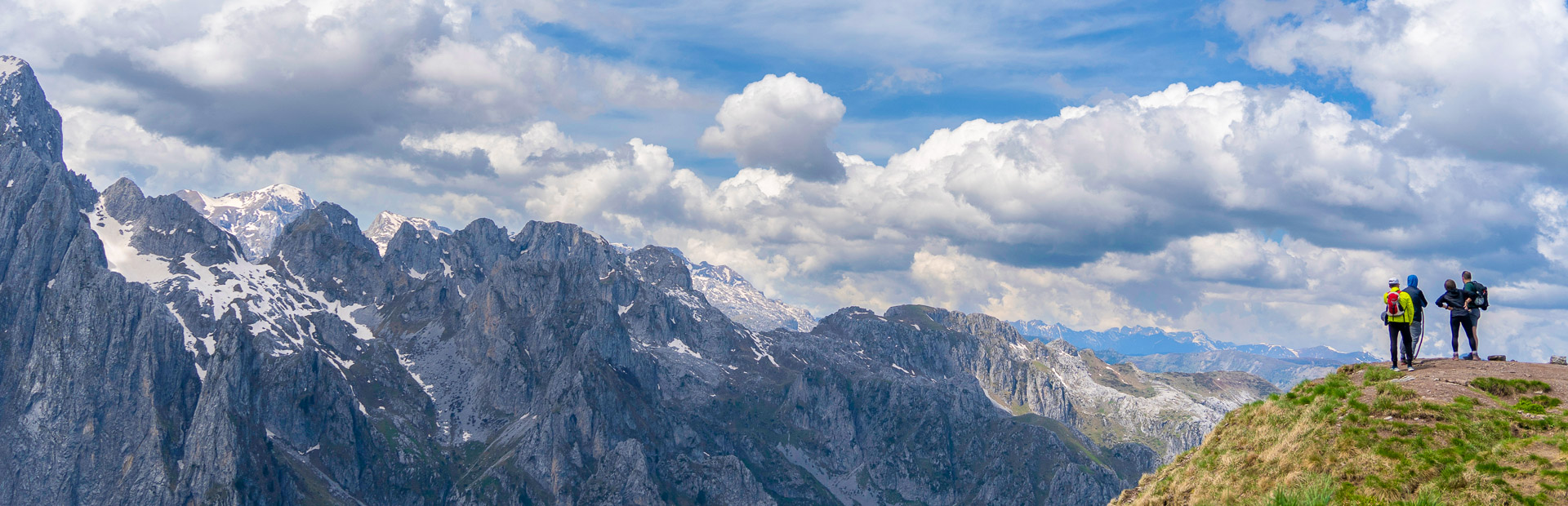 Personen beim Wandern mit Ausblick auf die Berge bei Lepushe Albanie