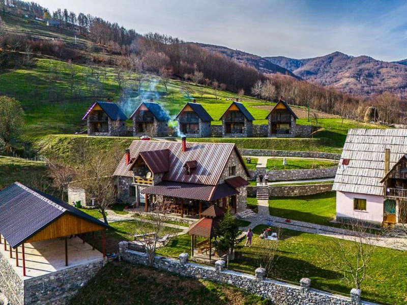 Blick auf Berghütte bei Lepushë