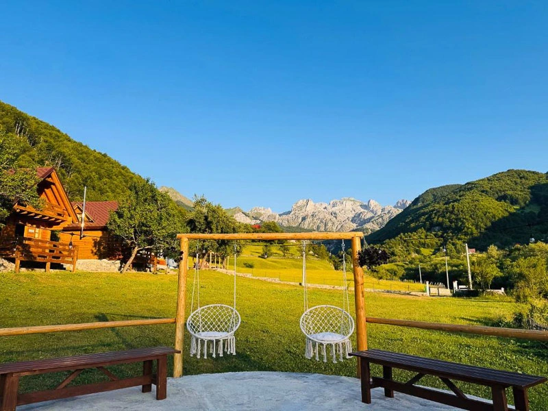 Außenbereich mit Sitzen bei der Unterkunt in Lepushe