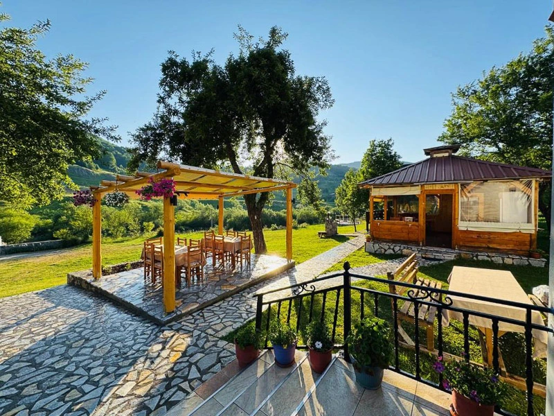 Garten und Außenbereich in Sonne bei der Berghütte in Lepushë