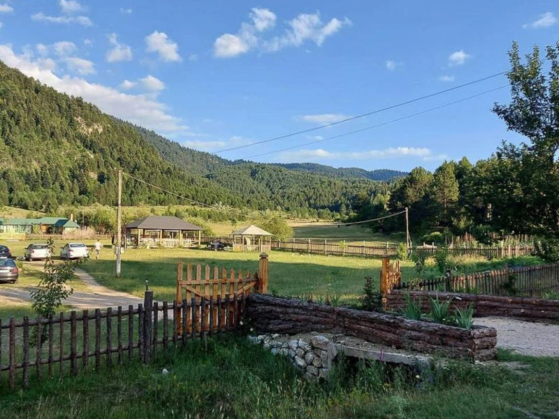 Leskovik Garten und Berge