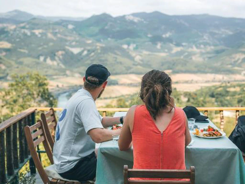 Paar sitzend am Tisch, die Aussicht genießend in Unterkunft Përmet