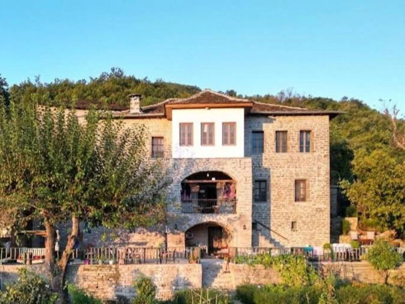 B&B von außen im Sonnenschein