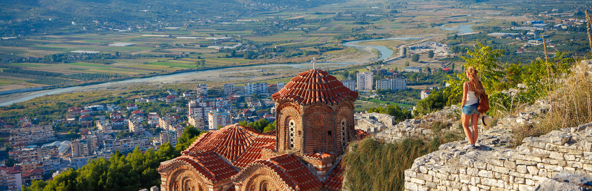 Ausblick mit Kirche in Südalbanien
