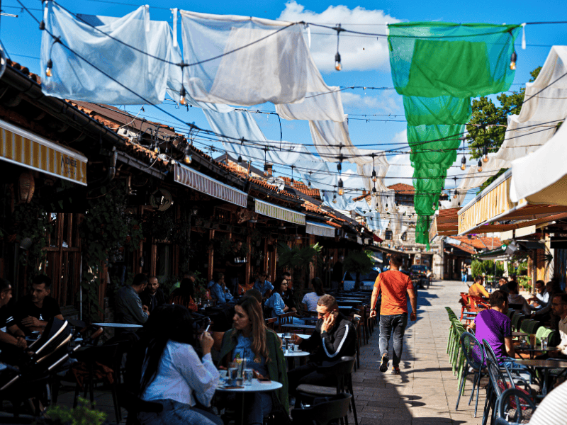 Menschen in Cafes im Kosovo