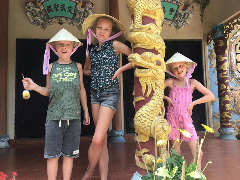 Kinder mit typisch vietnamesischen Hüten