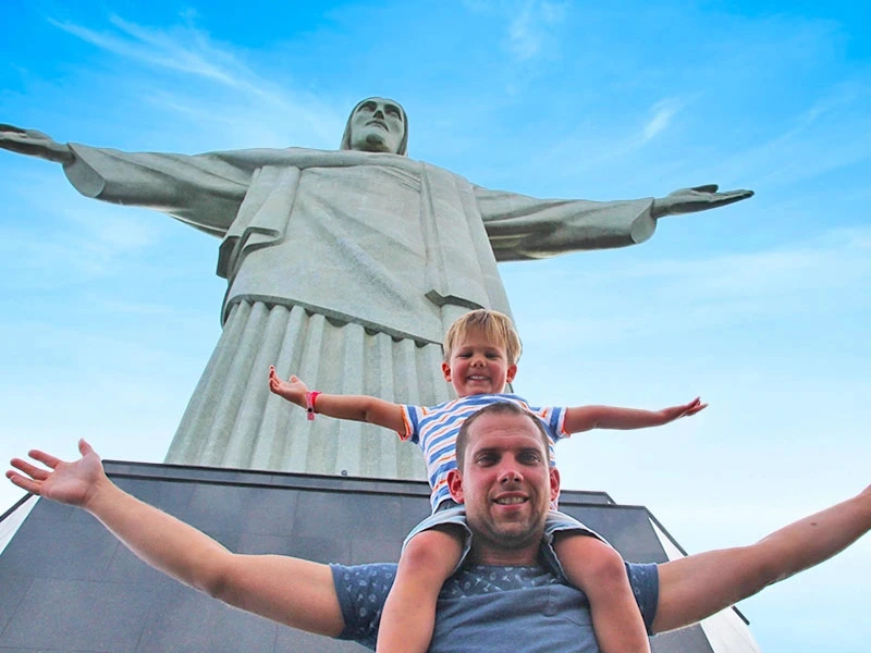 Vater und Sohn vor der Christus Statue in Rio