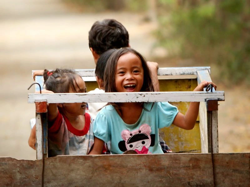 Lachende Kinder in Indonesien