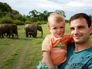 Mit Kleinkind auf Elefantensafari in Sri Lanka