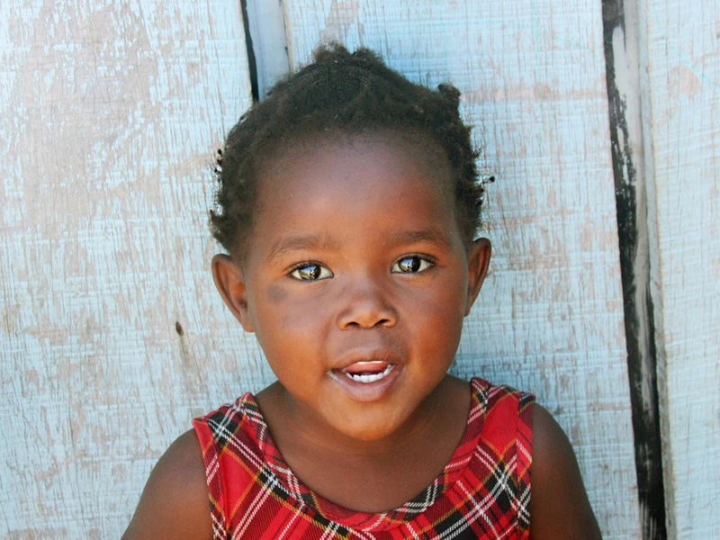 Südafrikanisches Mädchen lächelt in die Kamera