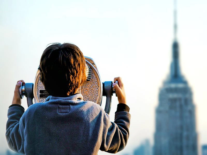 Kind genießt die Aussicht über New York