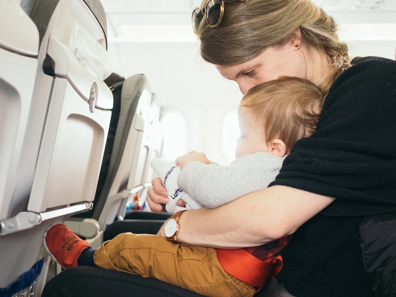 Mutter mit Kleinkind im Flugzeug