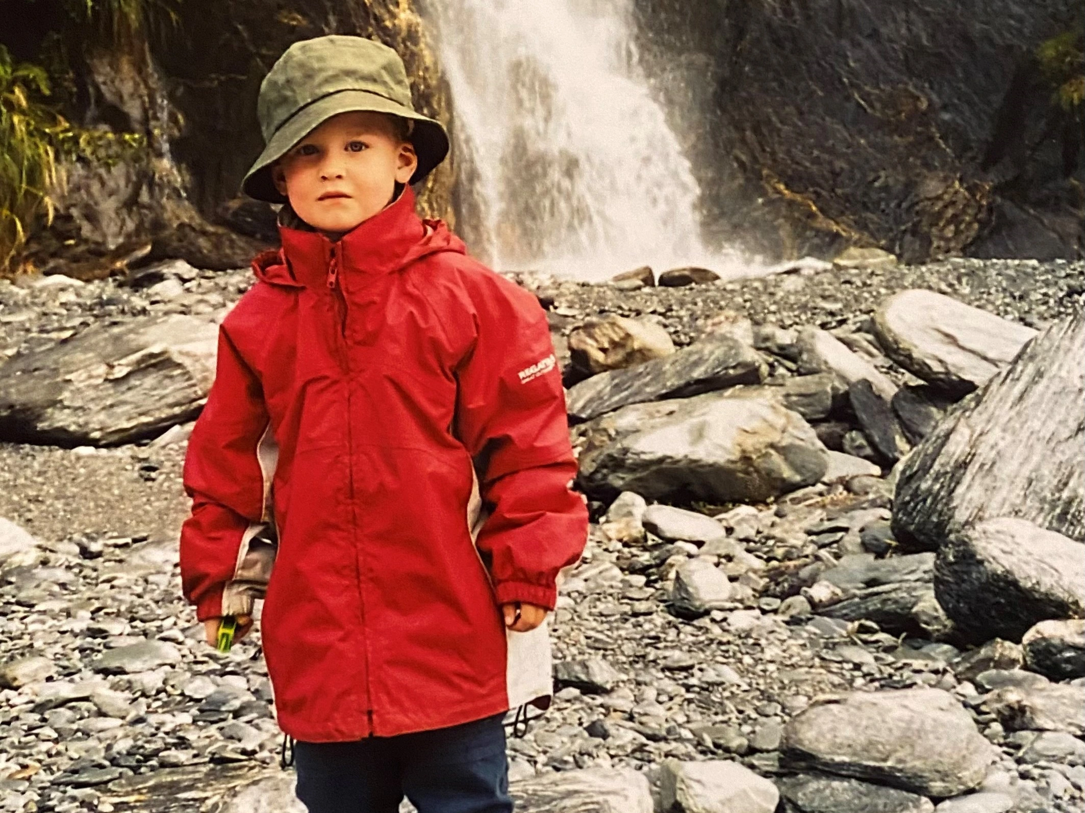 Kind vor einem Wasserfall